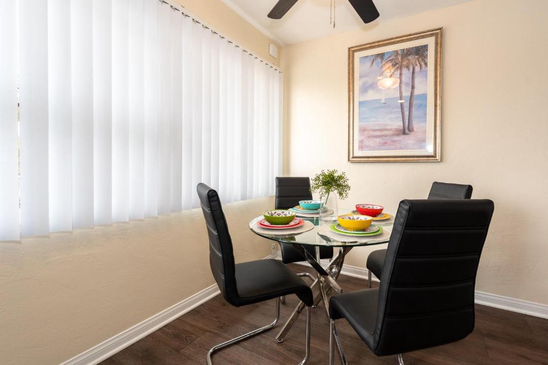 Photo of Livingroom in Bay Park