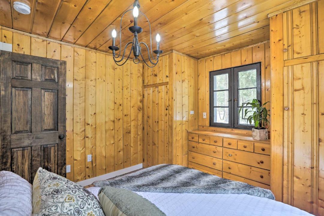 Photo of Bedroom in Evergreen Meadows