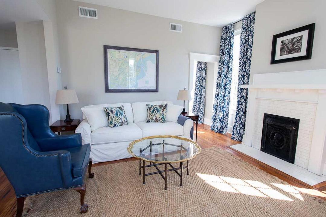 Photo of Livingroom in Historic District - North