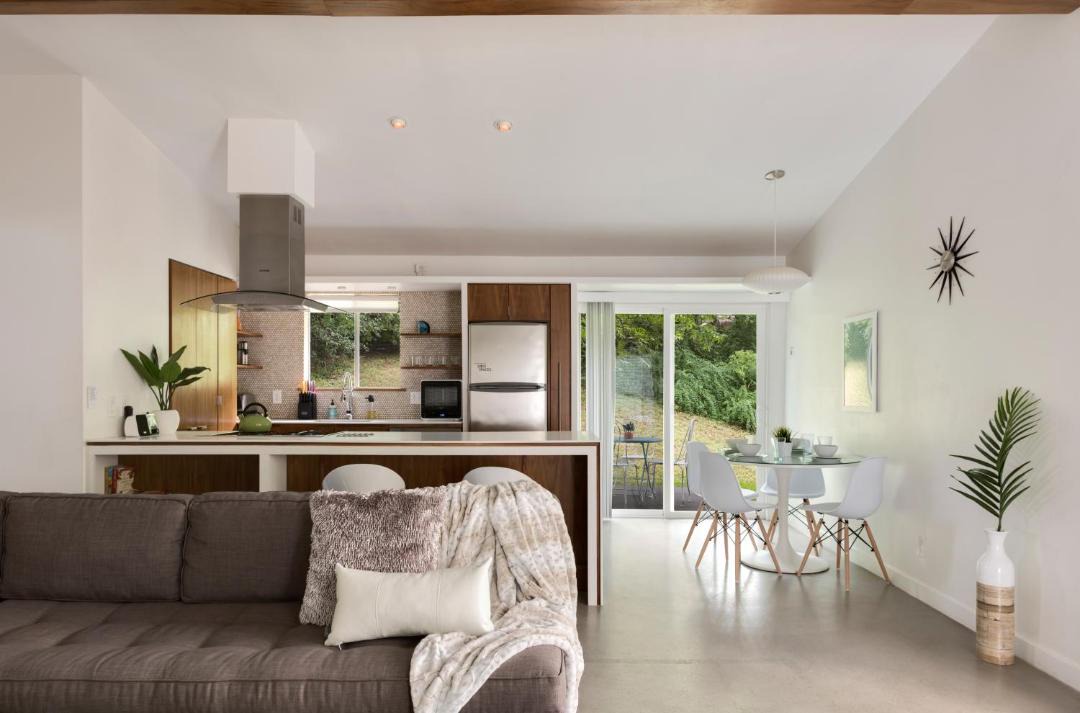 Photo of Livingroom in South River City