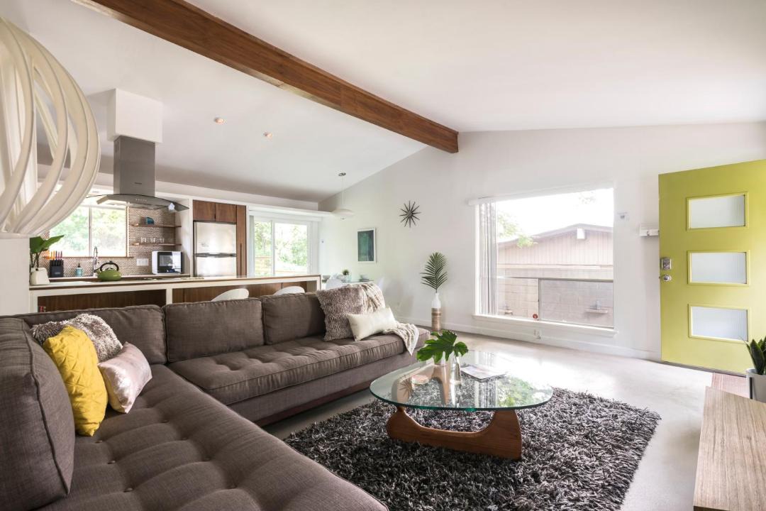 Photo of Livingroom in South River City