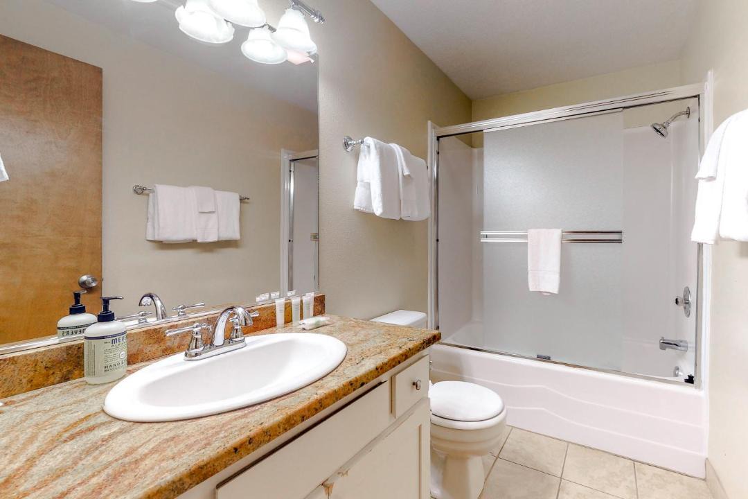 Photo of Bathroom in Gleneden Beach