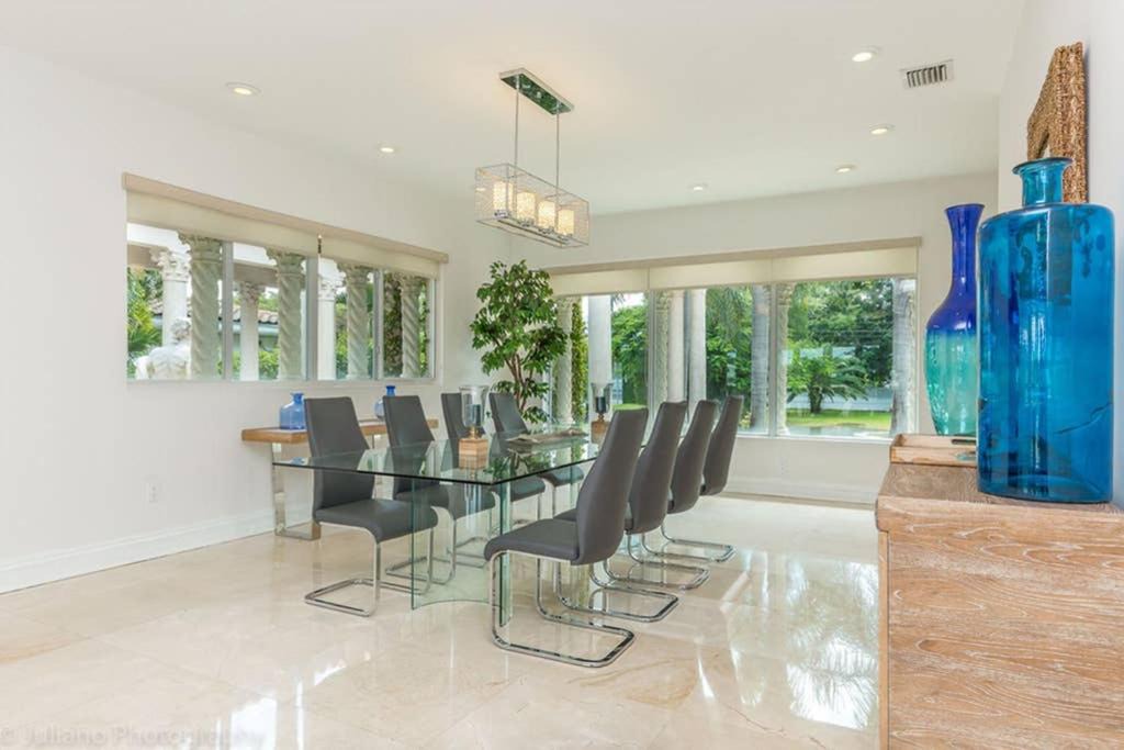 Photo of Livingroom in Surfside
