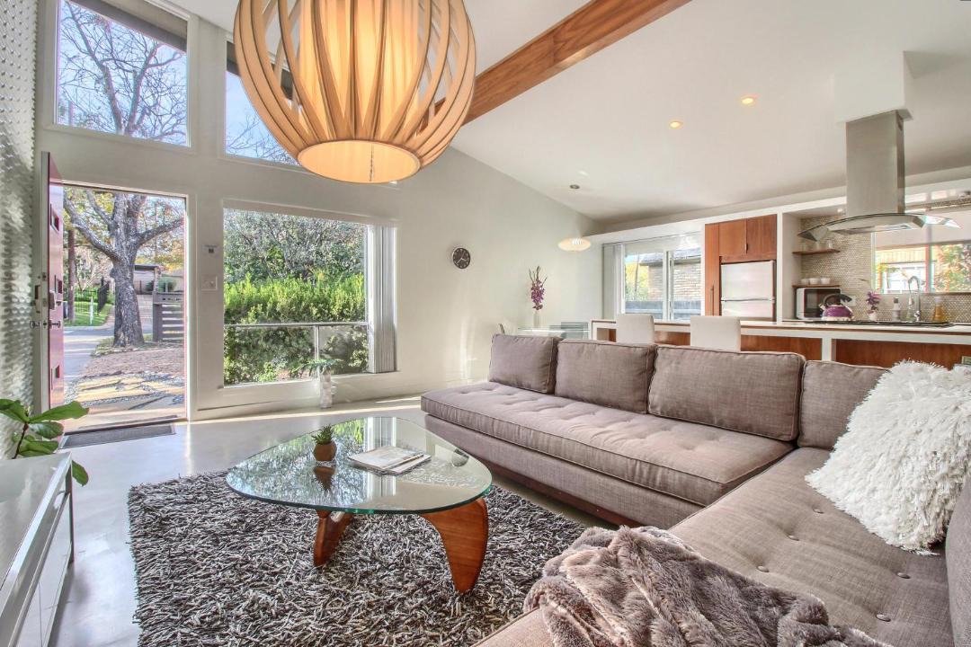 Photo of Livingroom in South River City
