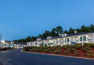 Quality Inn & Suites Near Lake Oconee