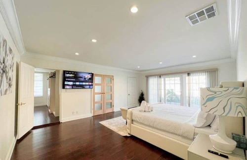 Burbank House | Vacation Paradise-Just A Big WOW - EN-BUR