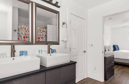 Hope Gardens Condo | Wanderer's Retreat ~ Mins to Downtown & Broadway ~ Garage Parking ~ Private Entrance ~ Trendy Area