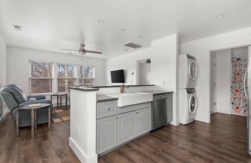 Hope Gardens Condo | Wanderer's Retreat ~ Mins to Downtown & Broadway ~ Garage Parking ~ Private Entrance ~ Trendy Area