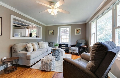 Franklin House | Dwtn Franklin - Walkable with Huge Yard Sleeps 6