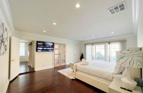 Burbank House | Vacation Paradise-Just A Big WOW - EN-BUR