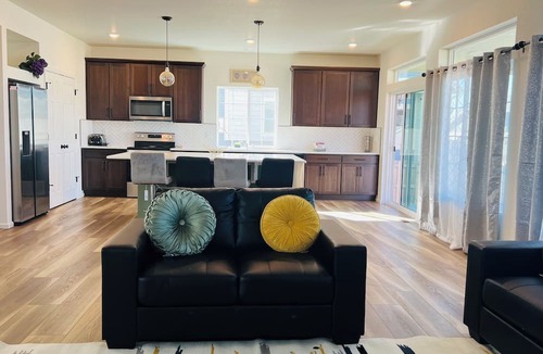 Aurora House | Elegant and Immaculate 3,260 Sq.ftnHome in Adonea, Aurora with Free WiFi and AC.