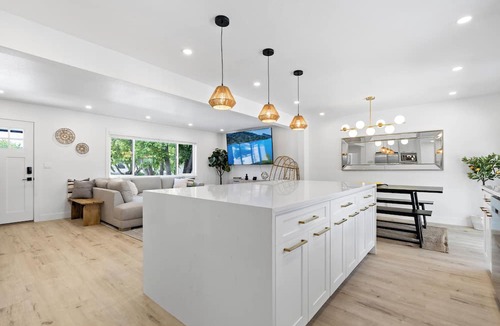 Scenic Heights House | 5 Beds 4 Baths.15 Mins to DT Denver. Property in Arvada with many amenities!