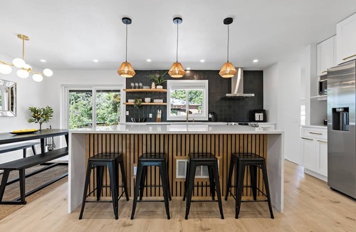 Scenic Heights House | 5 Beds 4 Baths.15 Mins to DT Denver. Property in Arvada with many amenities!