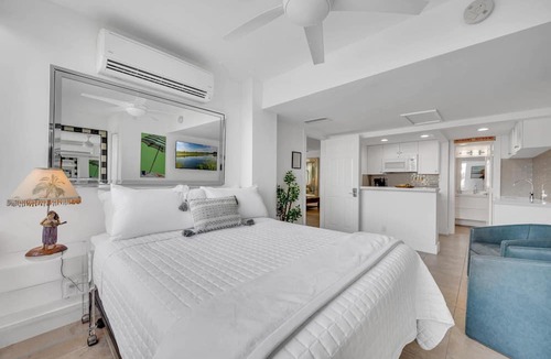 Barrier Island Apartment | Suite by Beach Waterfront Lago Key Two