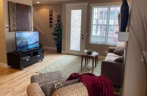 Golden House | Heart of Golden: 3BR with Garage