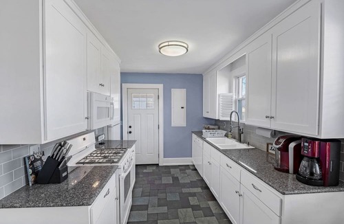 Woodbine House | Bluebird Bungalow – Chic 2 BDR Home in a Quiet Neighborhood! 10 Min to Downtown