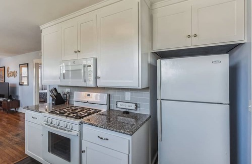 Woodbine House | Bluebird Bungalow – Chic 2 BDR Home in a Quiet Neighborhood! 10 Min to Downtown