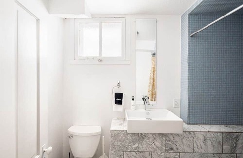 Congress Park Apartment | Remodeled Guest Suite I 5-star Location I Sleeps 4