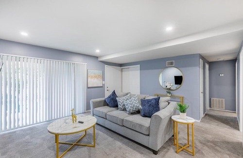 Towson Apartment | Heart of Towson *Parking*Gym*Pool*Gym*Smart TV
