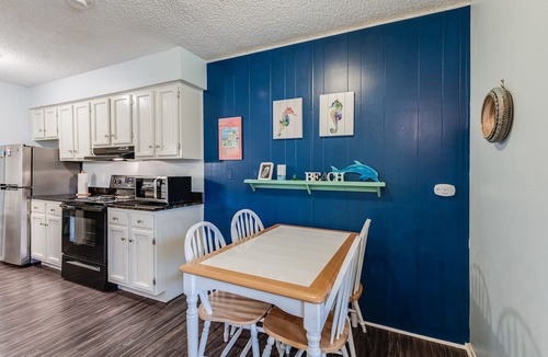 Port Aransas Condo | Roomy 1 BDRM Large Pool w/a Private Courtyard and a 5 Min Walk to the Beach