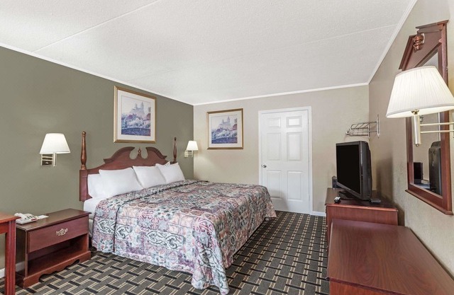 Days Inn by Wyndham Lenoir City
