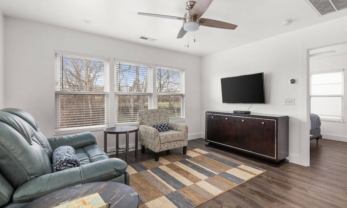 Hope Gardens Condo | Wanderer's Retreat ~ Mins to Downtown & Broadway ~ Garage Parking ~ Private Entrance ~ Trendy Area